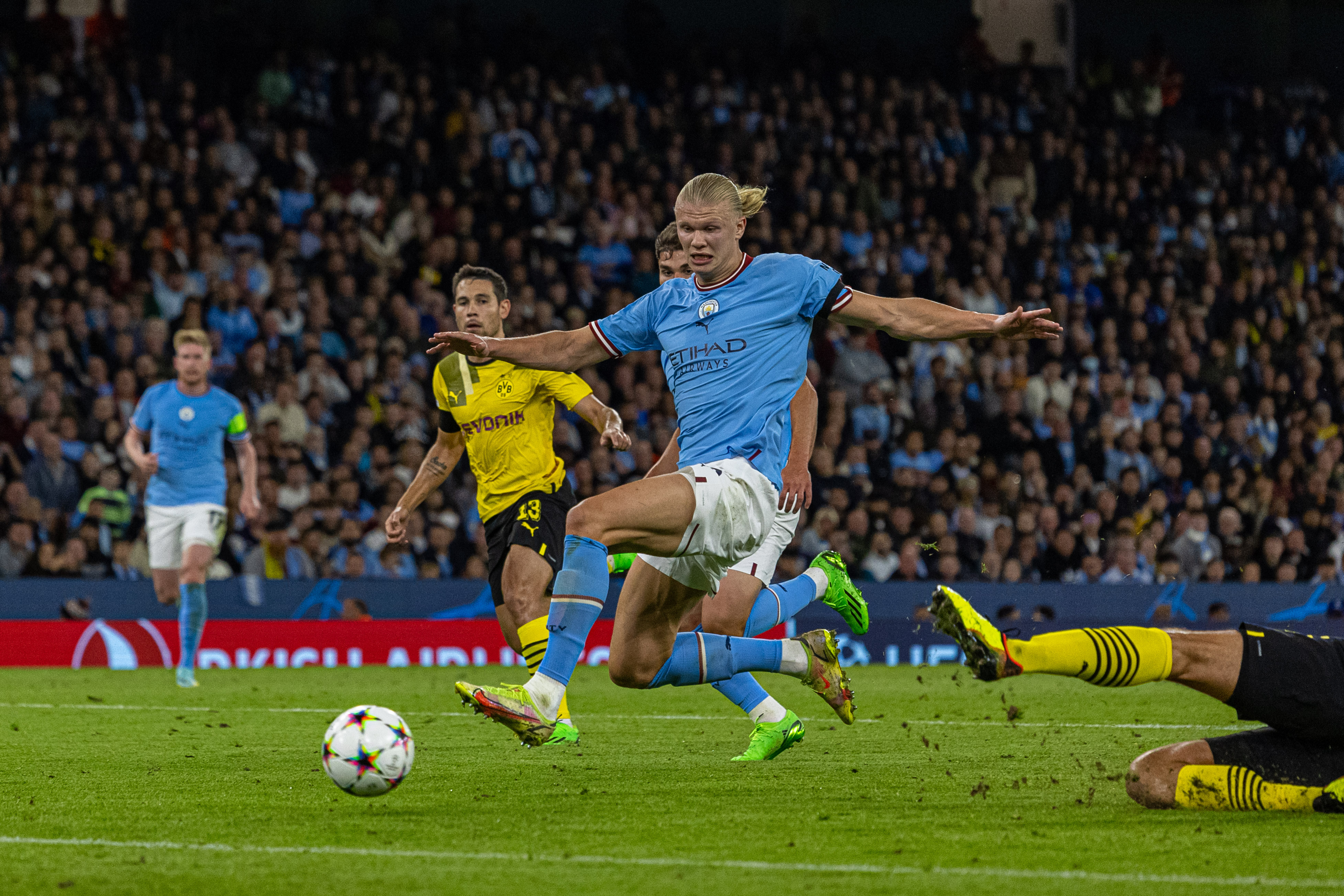 Pomocnik Manchesteru City zachwycony Erlingiem Haalandem. "Mamy z przodu maszynę do strzelania goli"