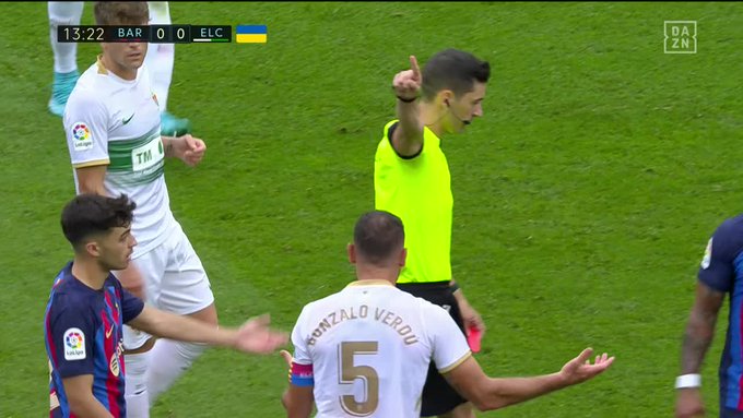 Rywal sfaulował Roberta Lewandowskiego i wyleciał z boiska! Arbiter nie miał wątpliwości [WIDEO]