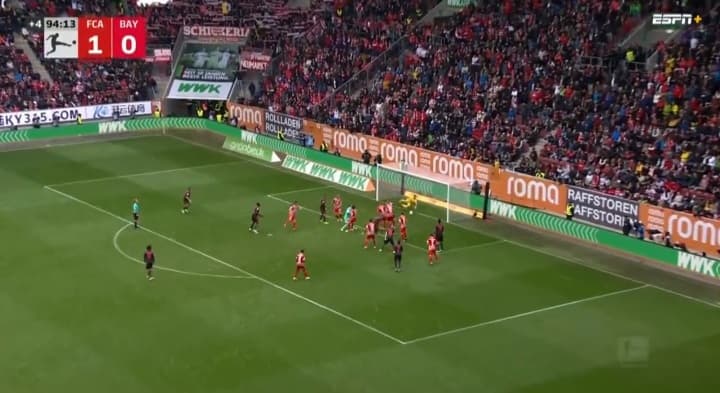 Rafał Gikiewicz zatrzymał Bayern Monachium! Piękna obrona po strzale Neuera, porażka mistrzów Niemiec [WIDEO]