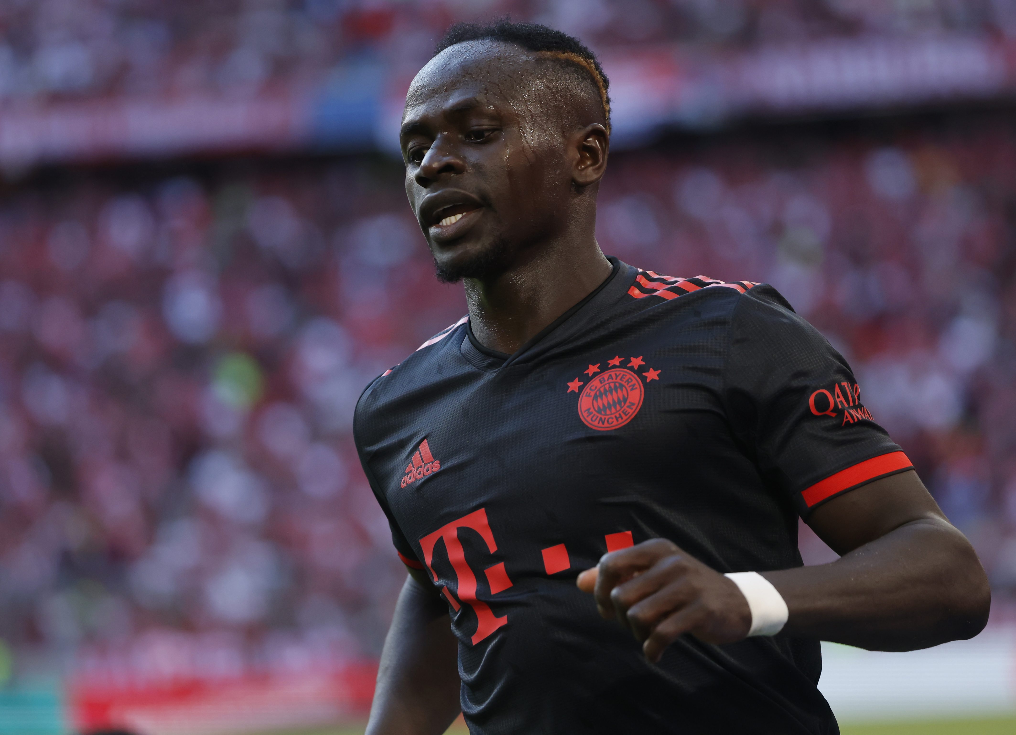 Mane jak ciało obce. Hitowy transfer Bayernu na razie nie dojechał. "Nigdy nie będzie następcą Lewandowskiego"