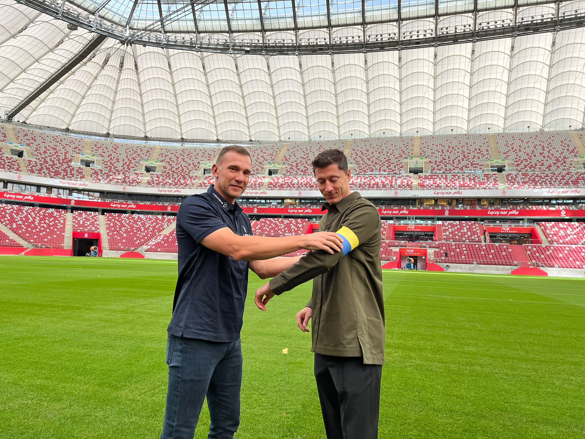 Media: Robert Lewandowski bez ukraińskiej ani tęczowej opaski w meczach MŚ. Polska postawi na tradycję