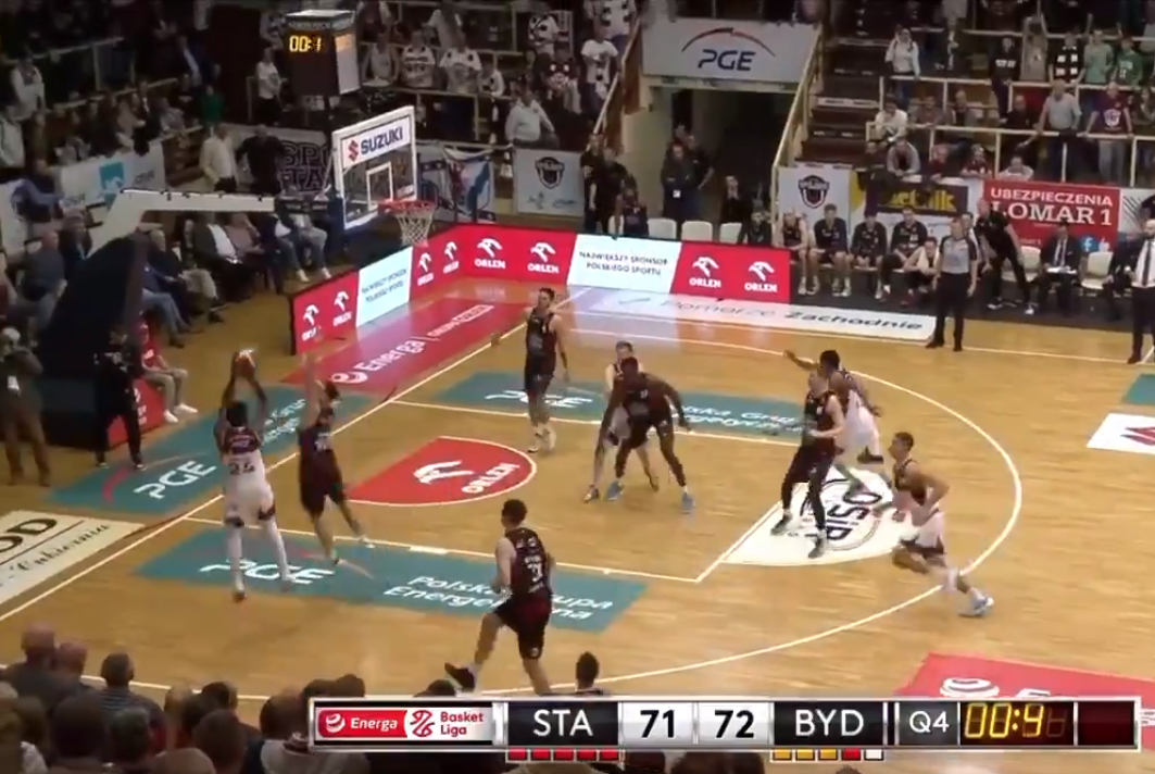 Mieli pół sekundy na oddanie zwycięskiego rzutu. Szalona akcja w PLK. [WIDEO]