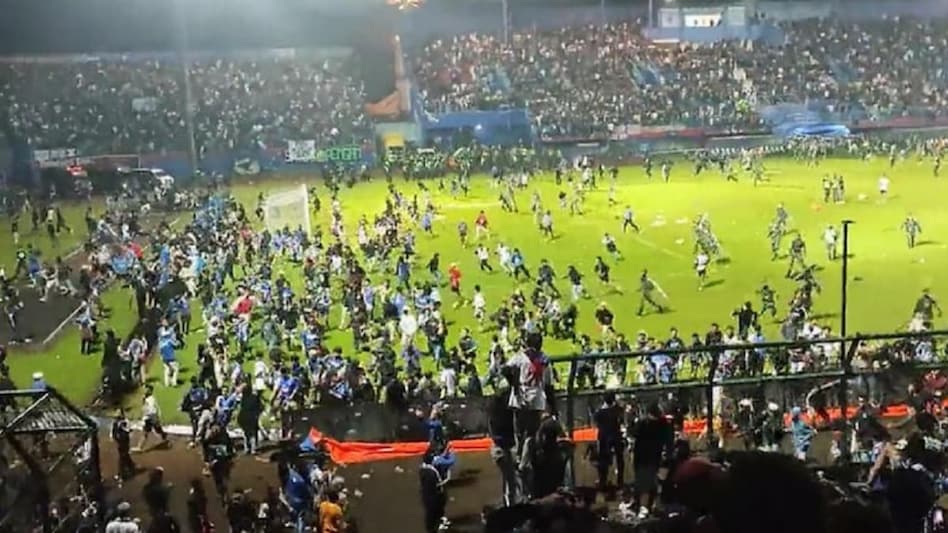 Od tego zaczął się horror. Indonezyjskie media relacjonują największą tragedię w historii futbolu. "Bez tchu"