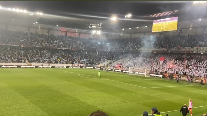 Skandaliczne sceny w europejskich pucharach. Kibice zaczęli obrzucać się racami [WIDEO]