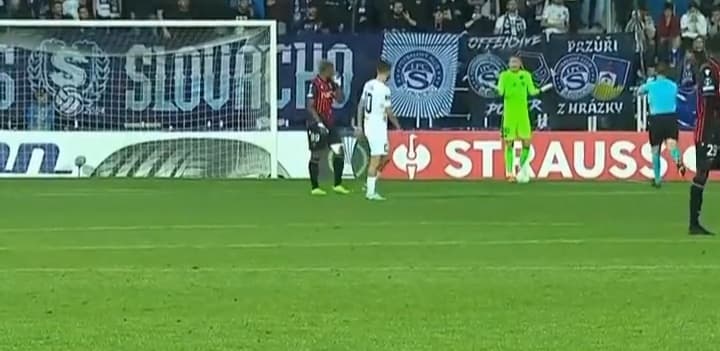 Kibic zaatakował Marcina Bułkę w trakcie meczu! Polak uderzony kubkiem z piwem [WIDEO]