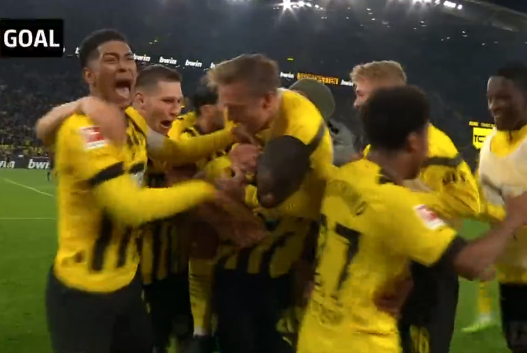 Borussia wyszarpała remis z Bayernem! Wyrównujący gol w ostatniej akcji meczu! Kahn aż spadł z fotela [WIDEO]