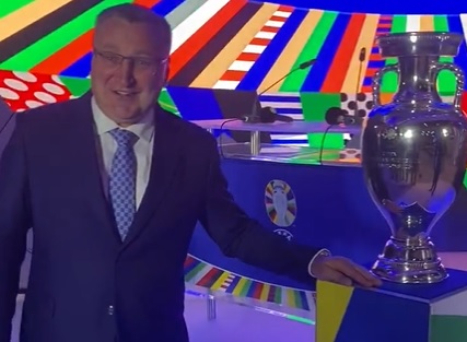 Michniewicz zobaczył puchar za EURO i wybuchnął śmiechem. "Coś, czego nigdy nie będziemy mieli" [WIDEO]