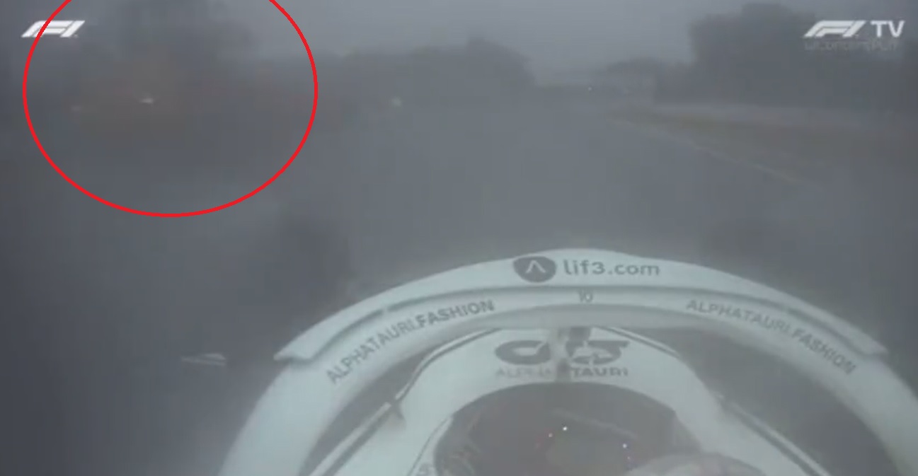 O włos od tragedii na torze F1. Ściana deszczu, straszne warunki i traktory. "Mogłem się ku**a zabić!" [WIDEO]