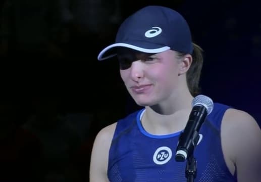 Niesamowite sceny po finale Igi Świątek! Polka zalana łzami, fantastyczne zachowanie kibiców [WIDEO]