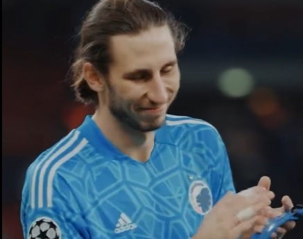 Tak trybuny dziękowały Kamilowi Grabarze za show z Manchesterem City. Polak był wyraźnie poruszony [WIDEO]