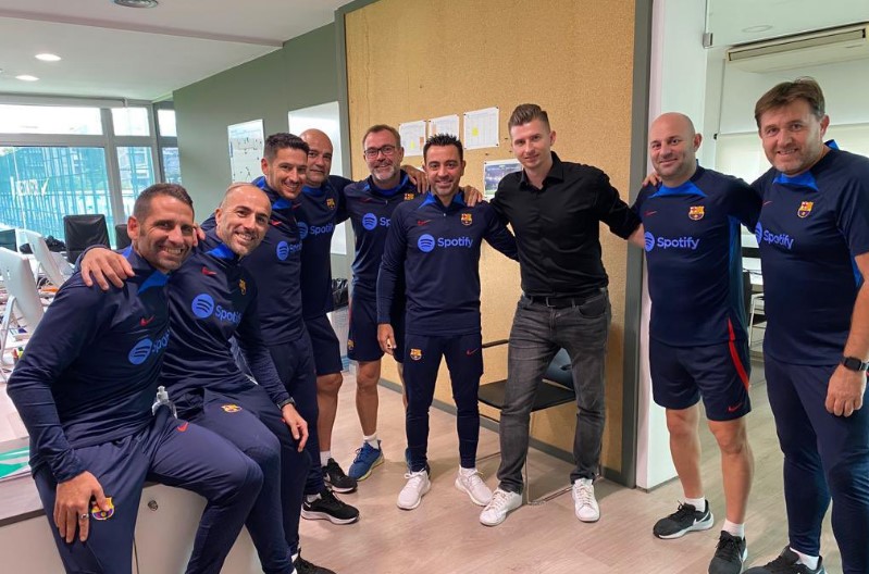 Miły gest ze strony Xaviego. Zaprosił polskiego trenera na kawę. "To pokazuje ich ludzkie podejście" [WIDEO]