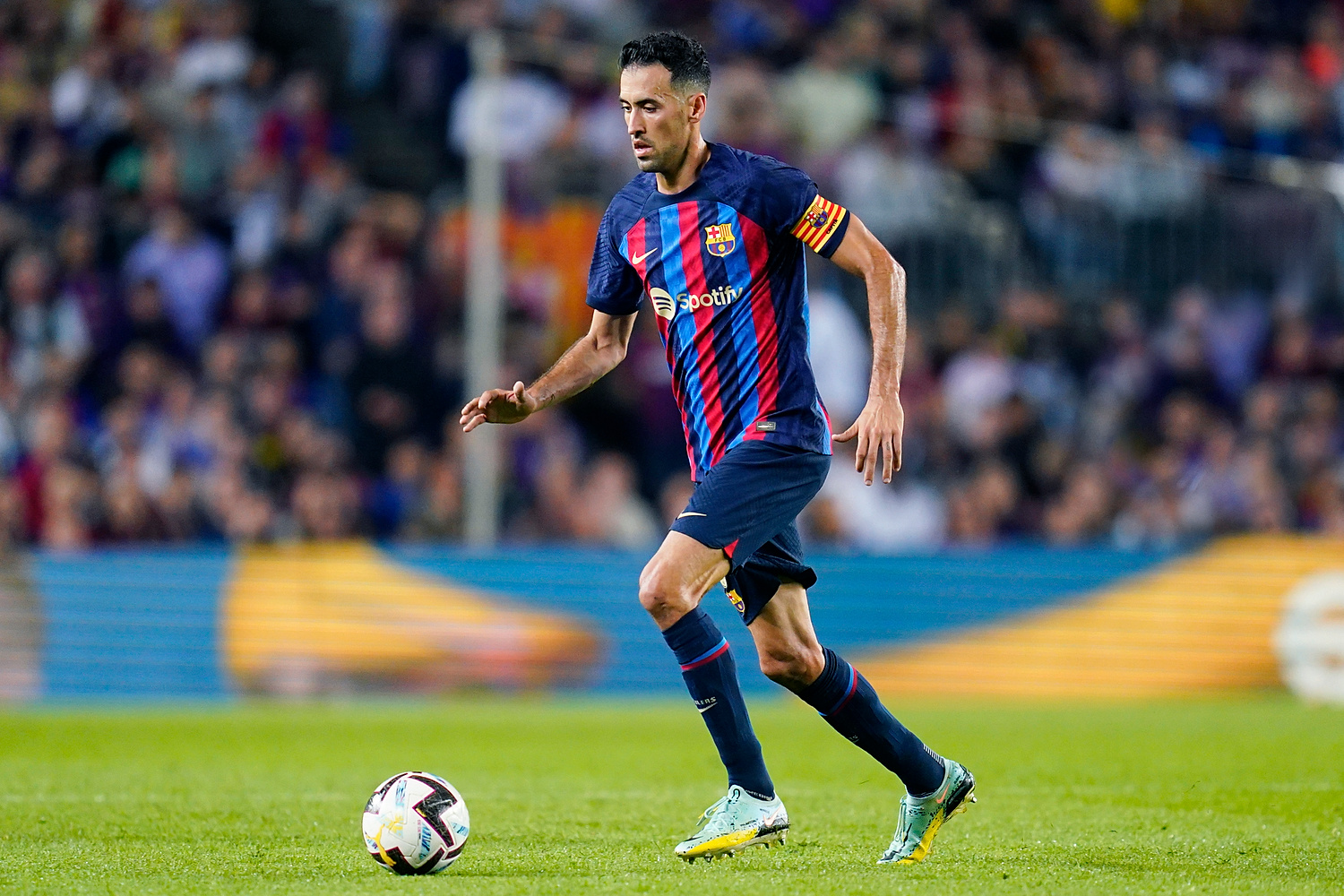 "Dzień, w którym odejdzie, będzie podobny do rozstania z Messim". Legenda FC Barcelony broni filaru drużyny