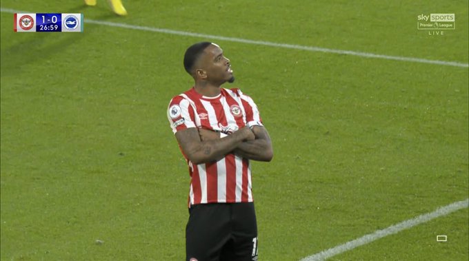 Efektowny gol napastnika w Premier League! Trafił do siatki piętą [WIDEO]