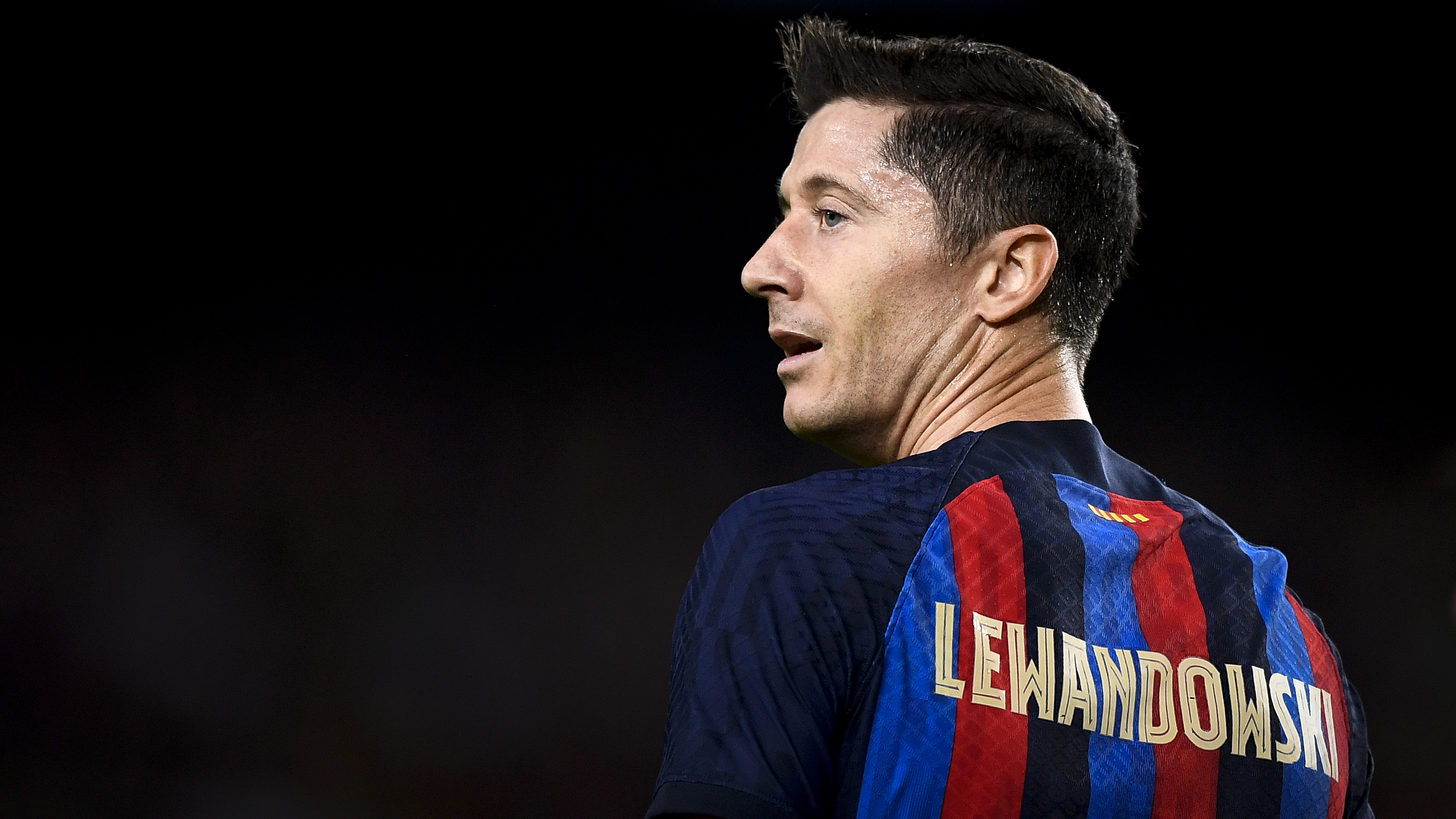 "Odwraca uwagę wymówkami". Robert Lewandowski w ogniu krytyki w Hiszpanii