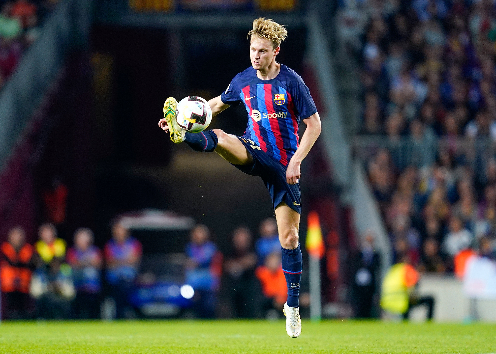 Kolejny klub dołącza do walki o Frenkiego de Jonga. Angielski gigant zainteresowany pomocnikiem Barcelony