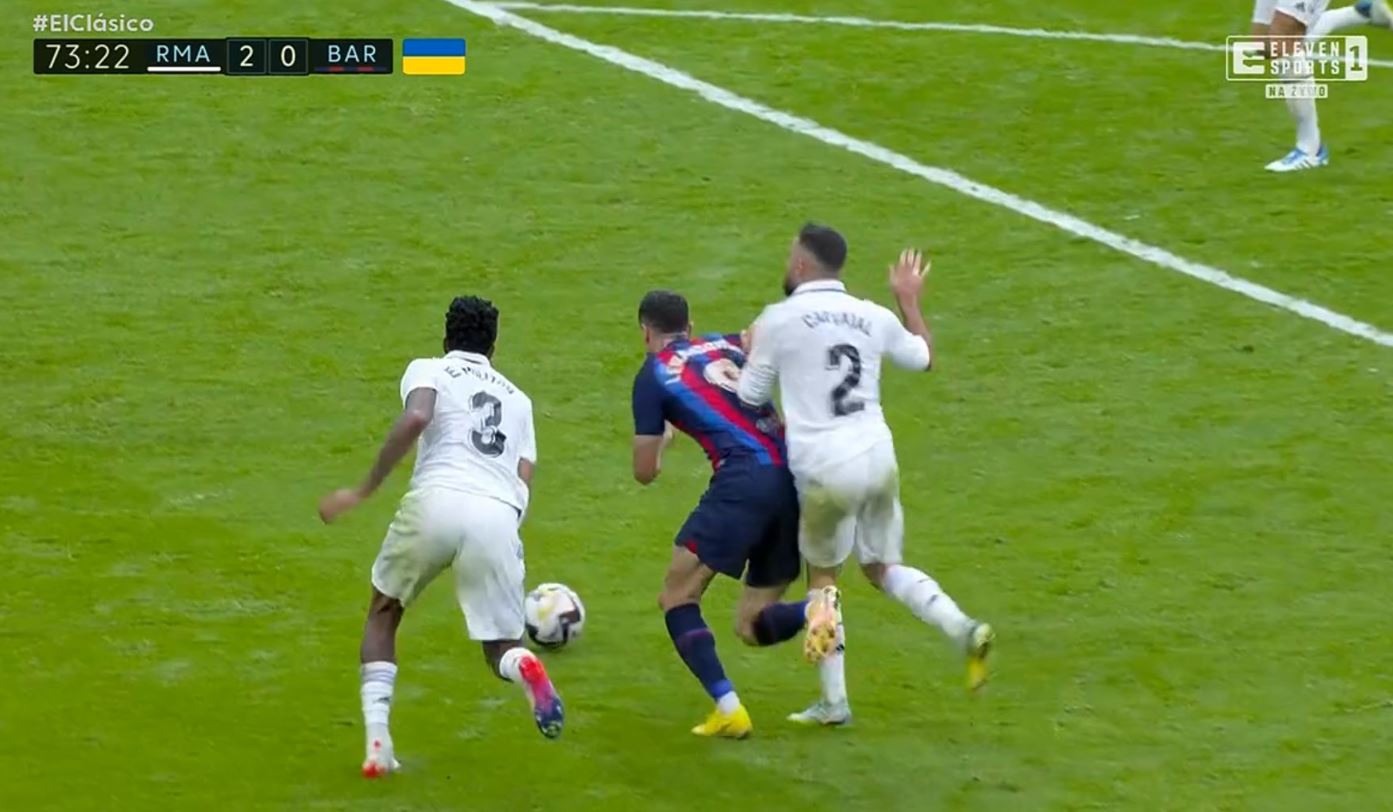 Wielka kontrowersja w El Clasico! Lewandowski faulowany w polu karnym? Zdania ekspertów mocno podzielone