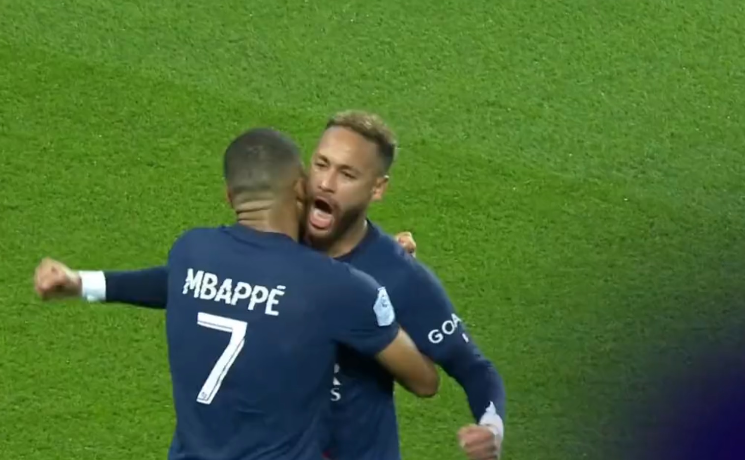 Gorąca atmosfera, brutalny faul i wygrana PSG w hicie Ligue 1. Mbappe i Neymar przesądzili o wyniku [WIDEO]