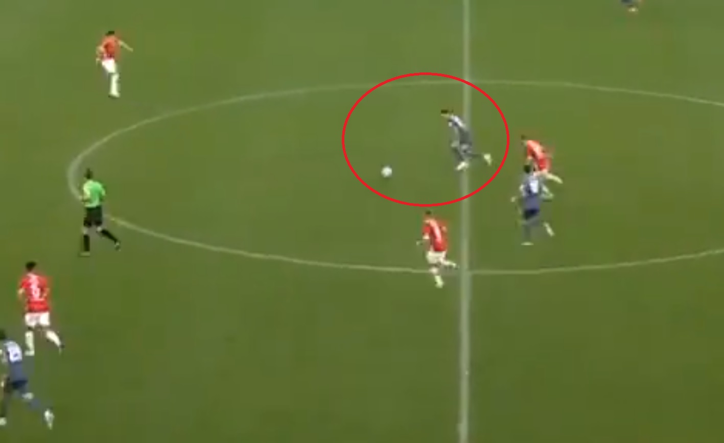 Rajd przez pół boiska i gol! Podobne bramki polskich pomocników. Obaj są w XI kolejki [POLACY ZA GRANICĄ]