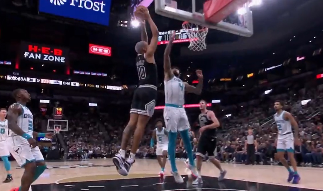 Jeremy Sochan zadebiutował w NBA! Na dzień dobry popisał się piękną akcją i przeszedł do historii [WIDEO]