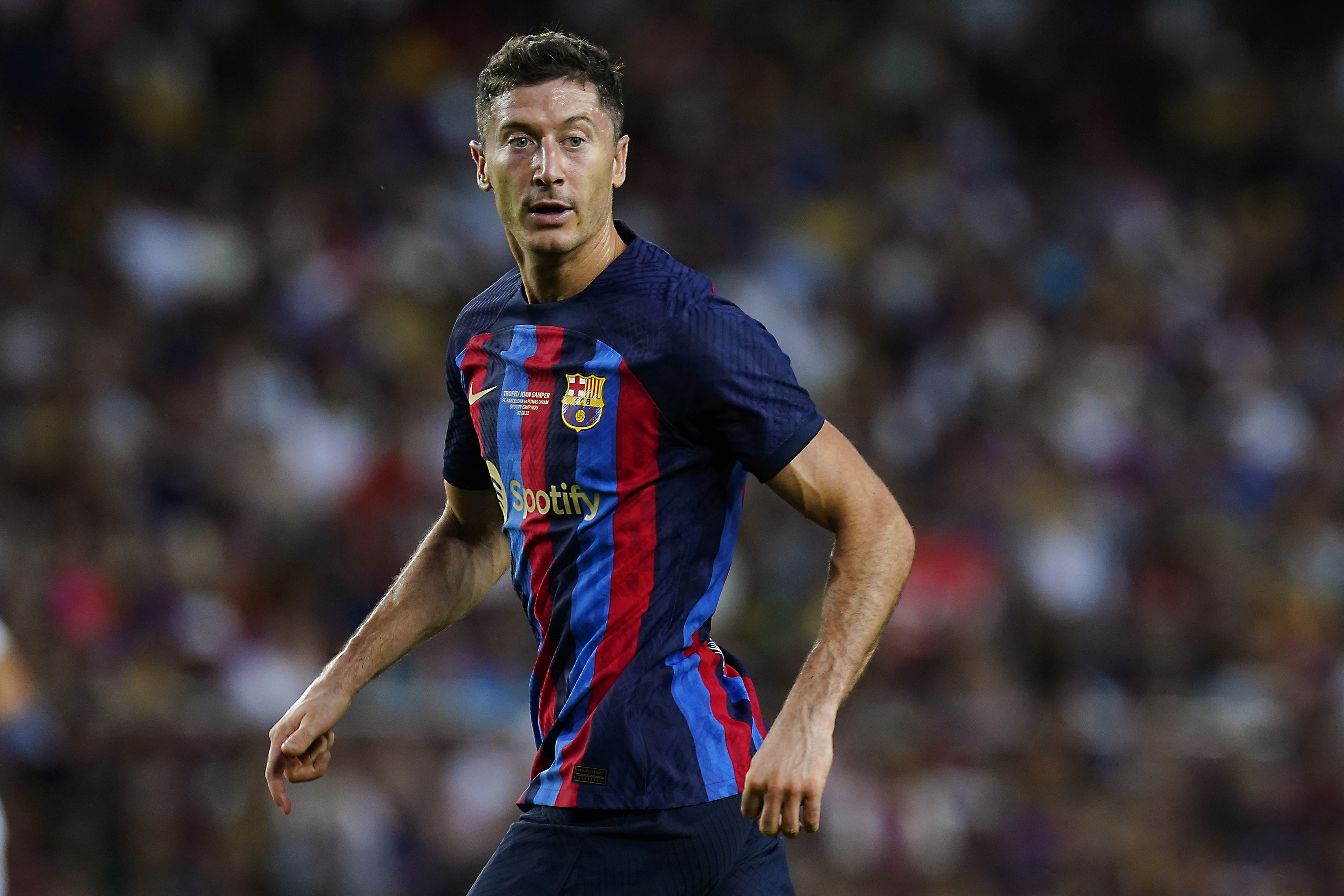 "Wysyła obrońców na inny peron". Twitter pod wrażeniem Roberta Lewandowskiego i FC Barcelony