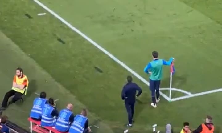 "Trochę profesjonalizmu by się przydało". Szokujące zachowanie Gerarda Pique w trakcie meczu Barcelony [WIDEO]