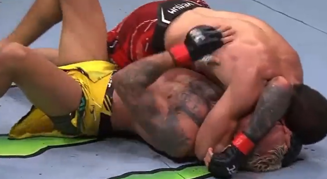 Charles Oliveira "uduszony" przez rywala. UFC ma nowego mistrza! [WIDEO]