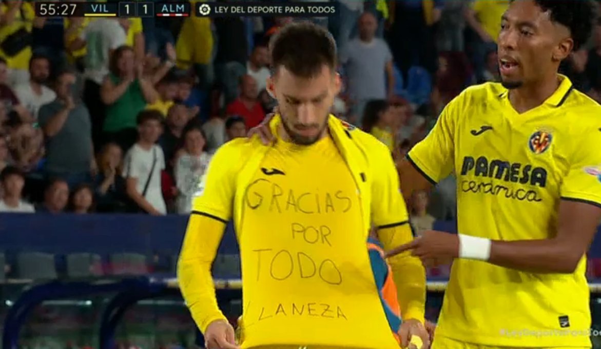 Oddał hołd zmarłemu i... wyleciał z boiska. Nietypowa sytuacja w La Liga