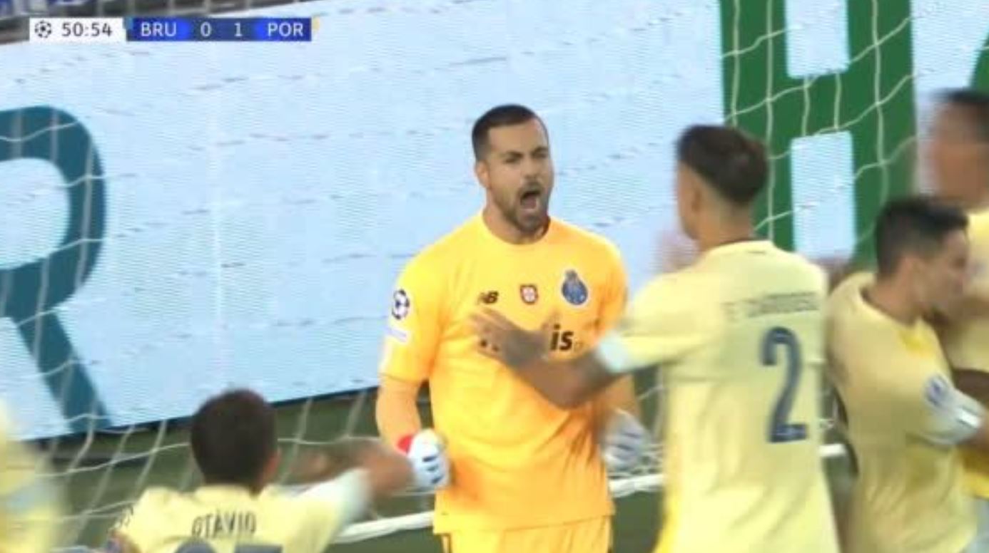 Niewiarygodny wyczyn bramkarza FC Porto! Obronił dwa rzuty karne w dwie minuty [WIDEO]