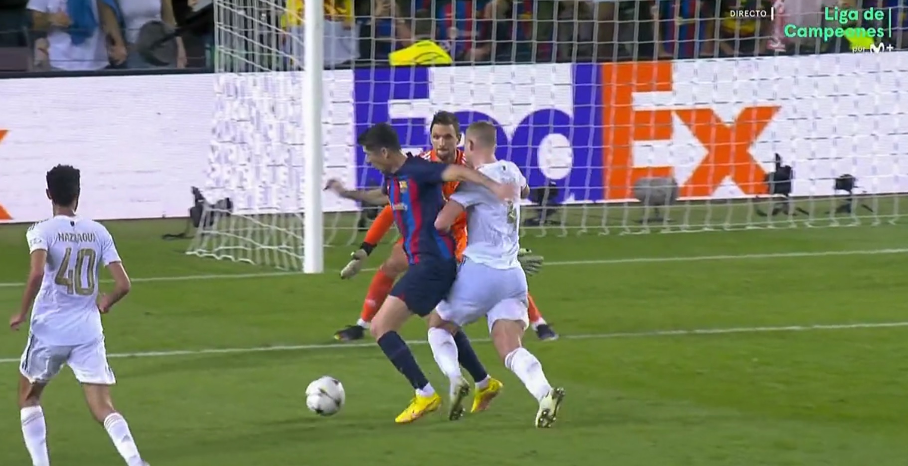 Spora kontrowersja w meczu FC Barcelony z Bayernem! Sędzia anulował karnego po upadku Lewandowskiego [WIDEO]