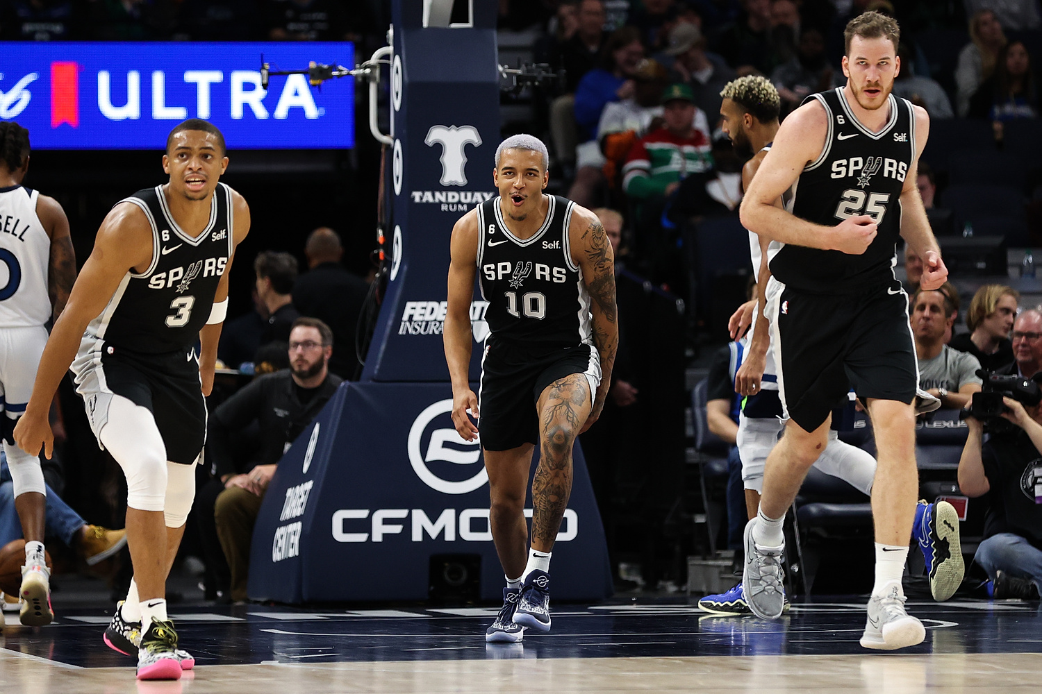 12 punktów Sochana nie wystarczyło. San Antonio Spurs przegrali drugi mecz w sezonie [WIDEO]