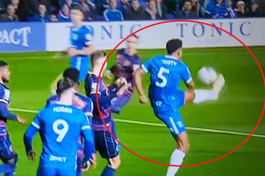 Najpierw Bielikowi "zeszła", a później jego kolega dokonał cudu. Zjawiskowy gol obrońcy w Anglii! [WIDEO]