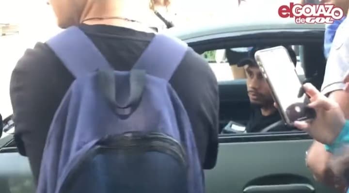 Piłkarz Barcelony przejechał po nodze fanki. Bolesne zdarzenie pod ośrodkiem treningowym [WIDEO]