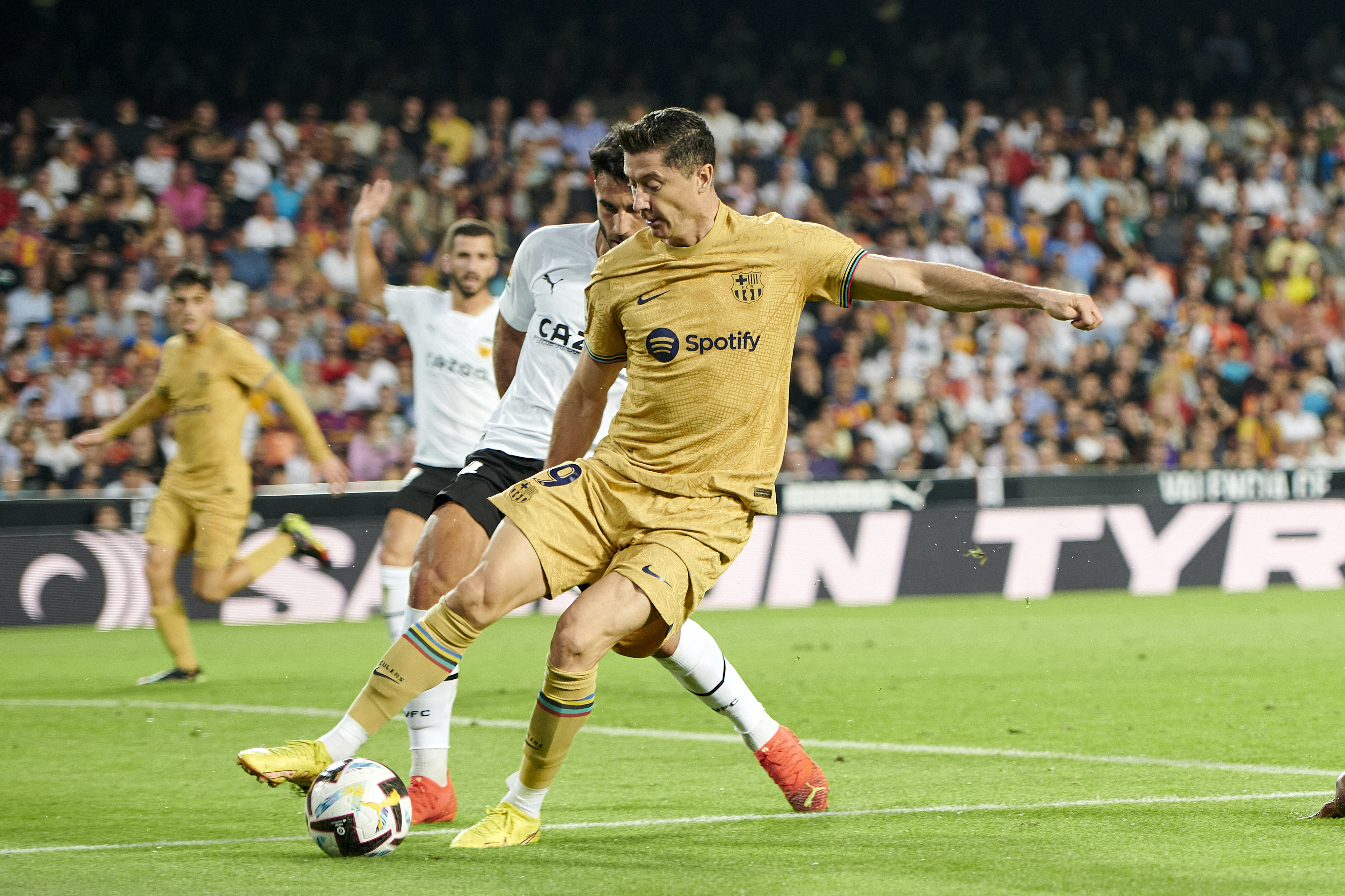 "Spektakularny piłkarz, wiedzieliśmy to". Legenda Barcelony z wielkim uznaniem o Robercie Lewandowskim