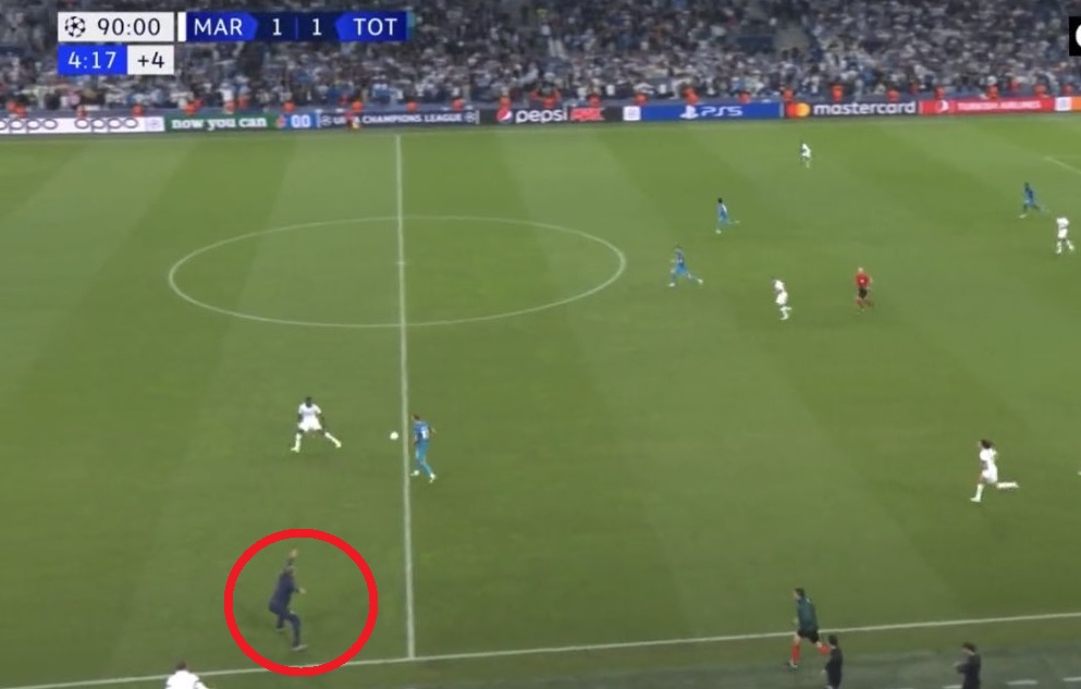 Trener OM stracił panowanie nad sobą. Wtargnął na boisko w trakcie akcji bramkowej Tottenhamu [WIDEO]
