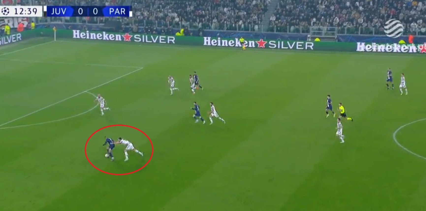 Mbappe ośmieszył obrońców Juventusu. Rywal łapał go wpół, a Francuz i tak trafił do siatki. "Bajka" [WIDEO]
