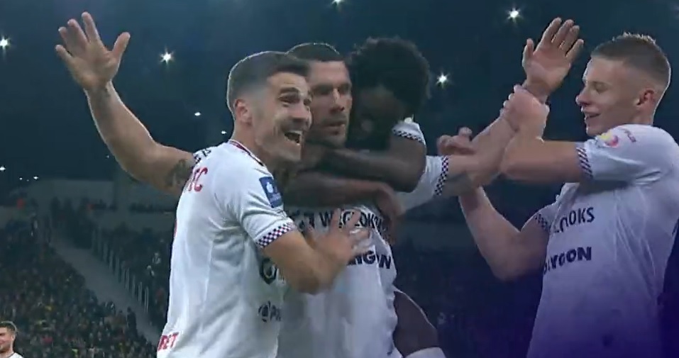 Podolski trafił zza połowy! Spektakularny lob, Górnik zupełnie rozbił Pogoń Szczecin [WIDEO]