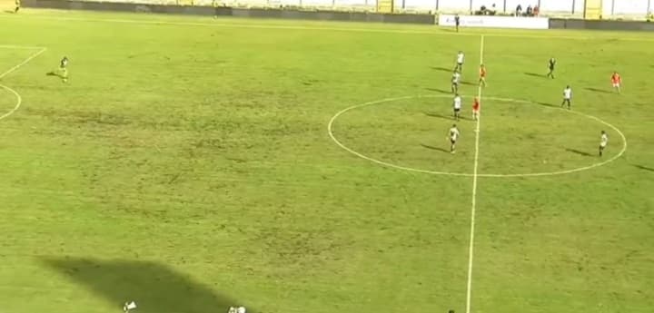 Polski bramkarz strzelił gola z kilkudziesięciu metrów! "Hej, Lewy, spójrz na to" [WIDEO]