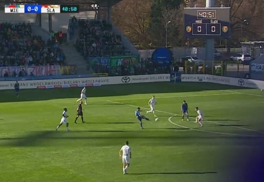Piękny gol zawodnika Miedzi Legnica! Beniaminek lepszy od Śląska Wrocław [WIDEO]