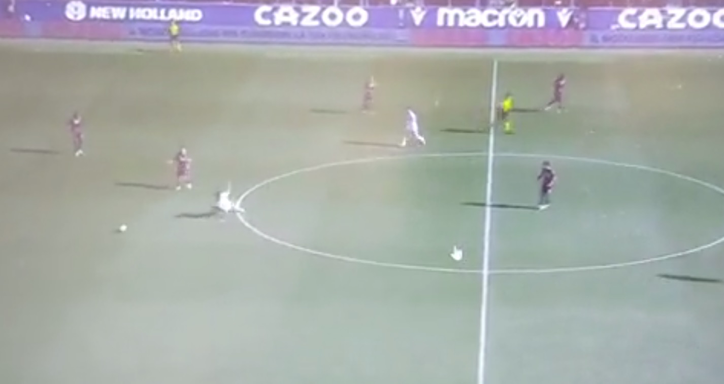 Kuriozalne sceny w meczu Serie A. Kontuzja w trzeciej sekundzie meczu, konieczna była zmiana [WIDEO]