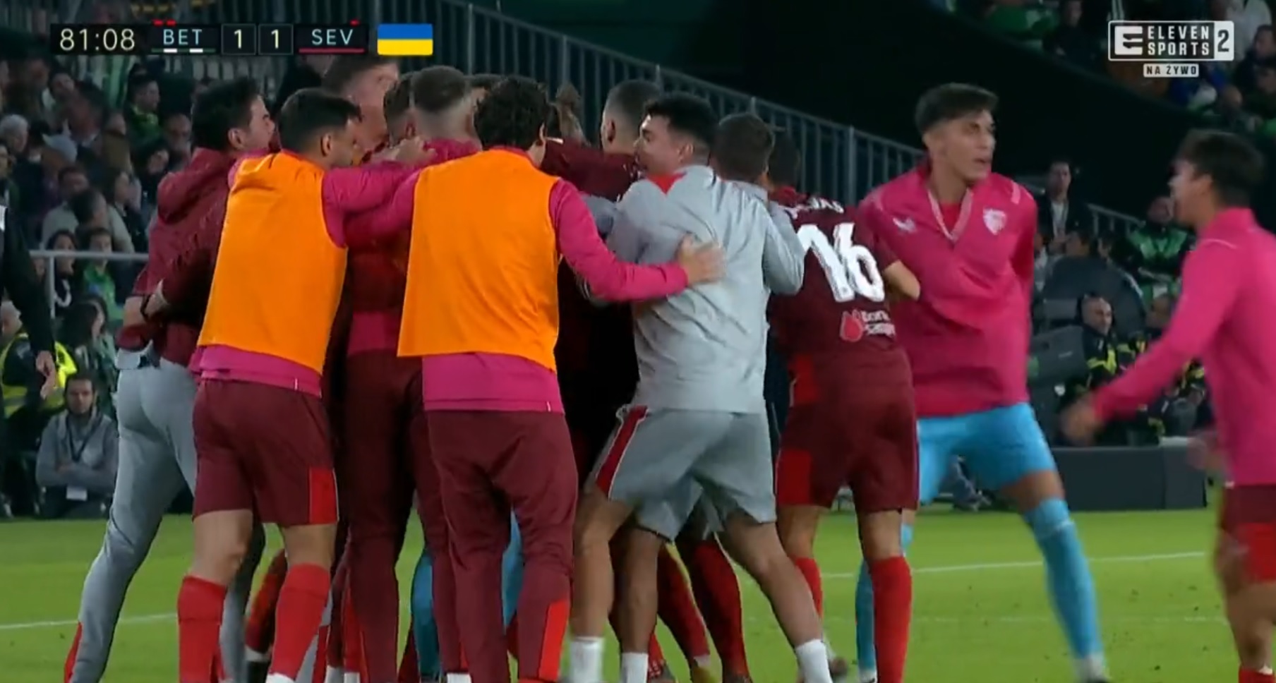 Szalone Gran Derbi, trzy czerwone kartki i samobój. Gorący wieczór w Sewilli, cudowny gol dał remis [WIDEO]