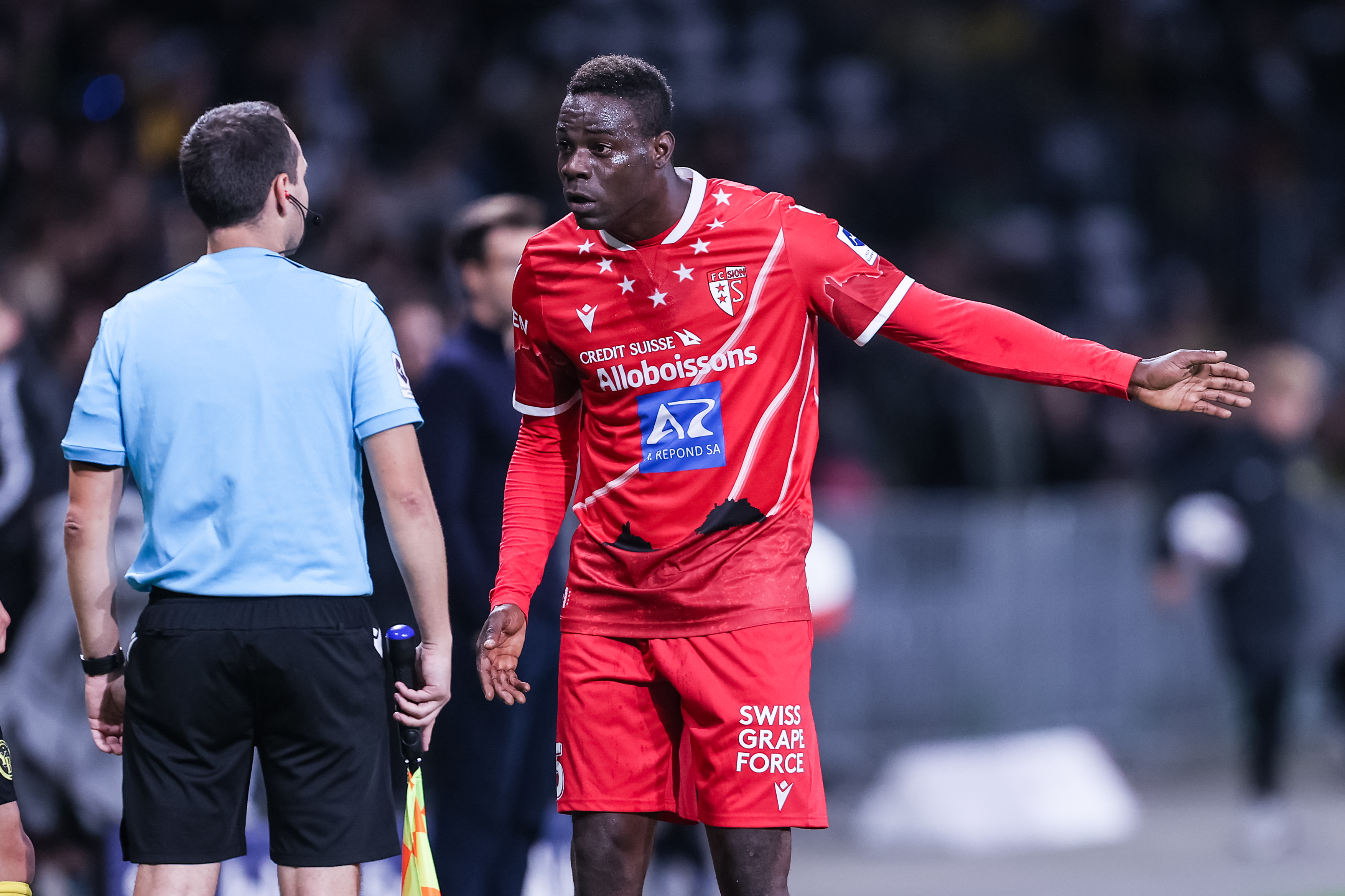 Mario Balotelli podpadł w kolejnym klubie. Kibice spalili jego koszulkę. "Spoć się albo odejdź" [WIDEO]
