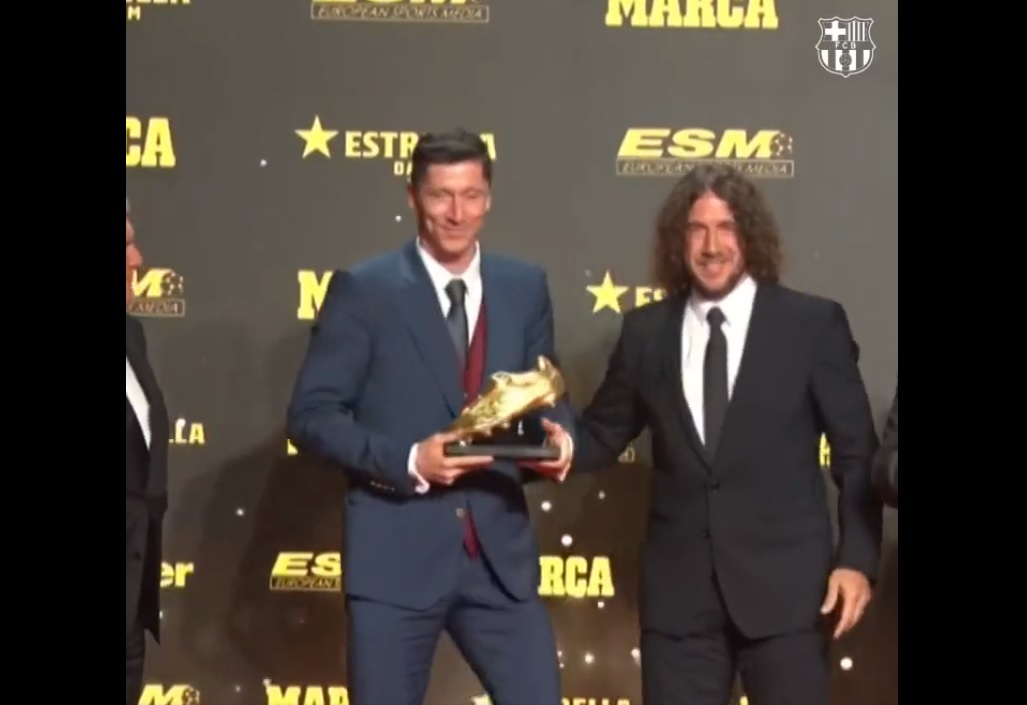 Robert Lewandowski z prestiżową nagrodą. Odebrał ją z rąk legendy FC Barcelony [WIDEO]