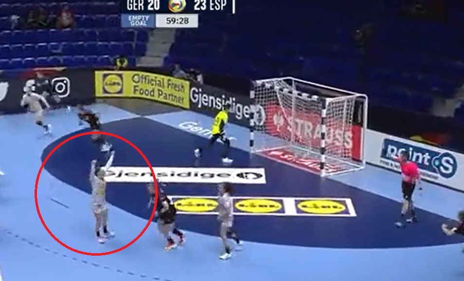 Polki ofiarą przepisów. Hiszpanki oddały piłkę Niemkom i cieszyły się z bramki rywalek. Miały powód [WIDEO]