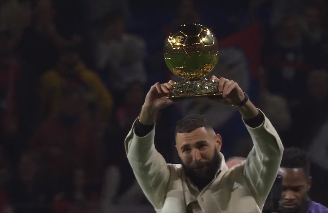 Karim Benzema przywiózł Złotą Piłkę do Lyonu. Wyjątkowe przyjęcie napastnika Realu Madryt [WIDEO]