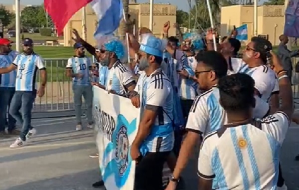 Katarczycy przebrali się za kibiców Argentyny i poszli na paradę. Doha świadkiem parodii przed mundialem