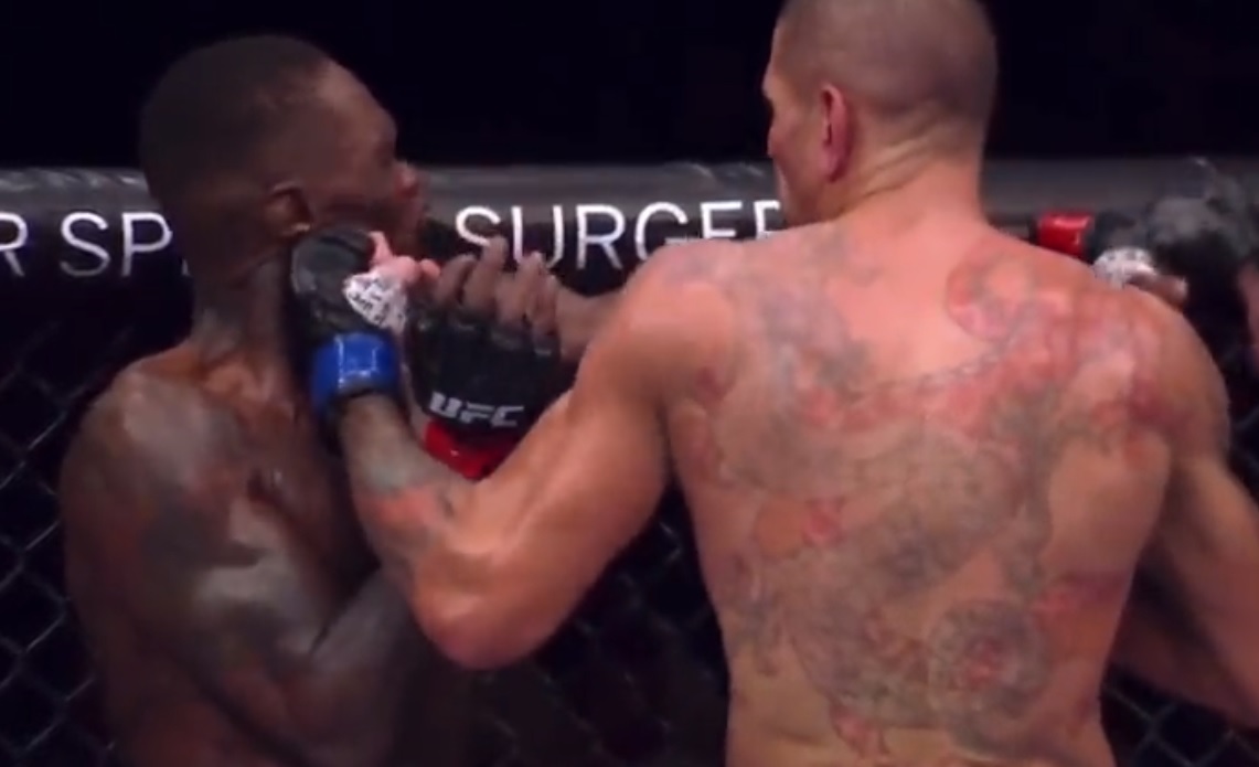 Adesanya dostał łomot w walce o pas UFC. Koszmar Nigeryjczyka powrócił [WIDEO]