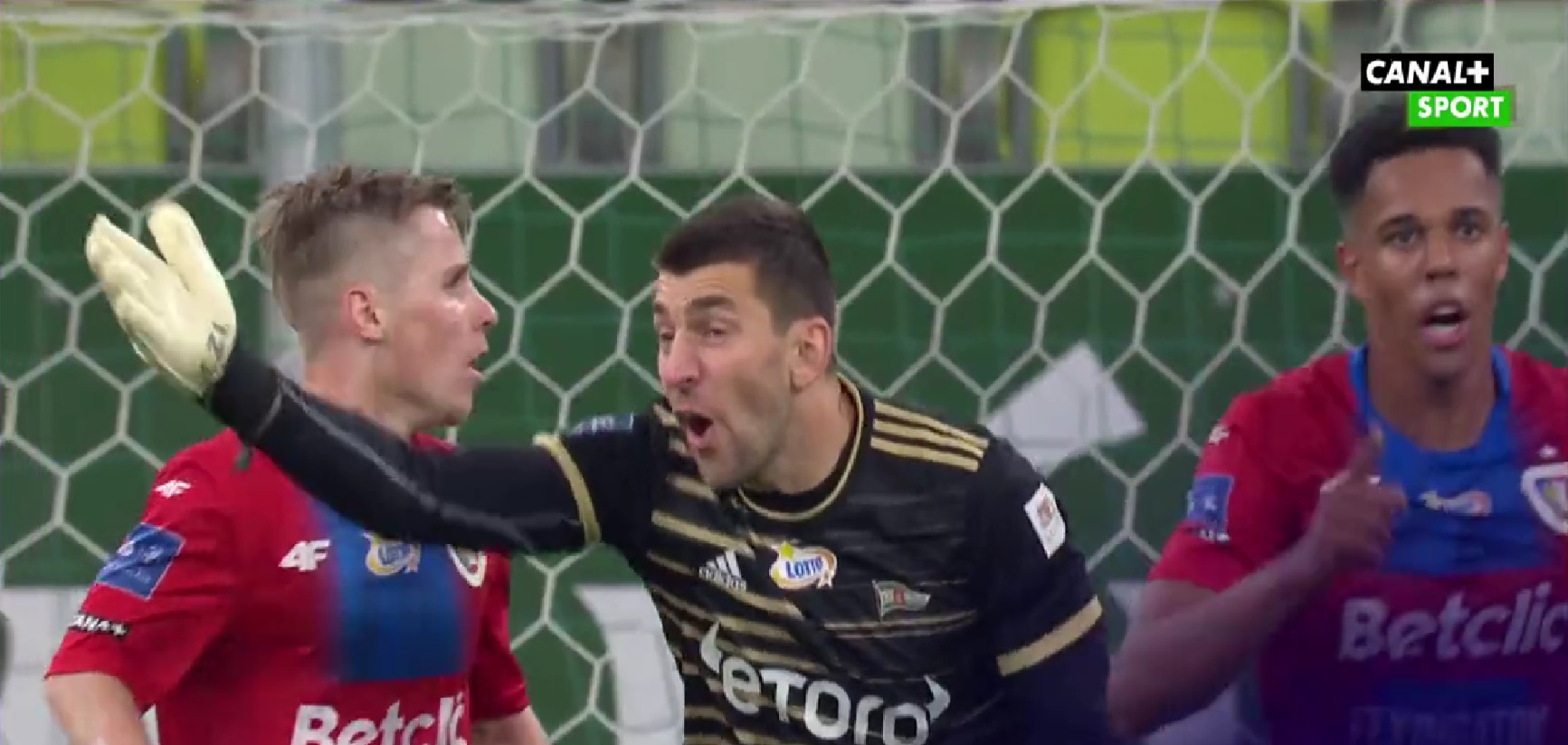 Piast Gliwice wydostał się ze strefy spadkowej. Duży pech Kuciaka, wielkie emocje w końcówce [WIDEO]