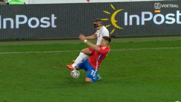 Niebezpieczny faul Chilijczyka na reprezentancie Polski! "Wyglądało groźnie" [WIDEO]