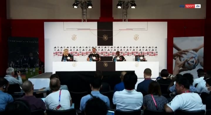 "Chodź do Bayernu". Manuel Neuer zaskoczył kolegę na konferencji prasowej [WIDEO]