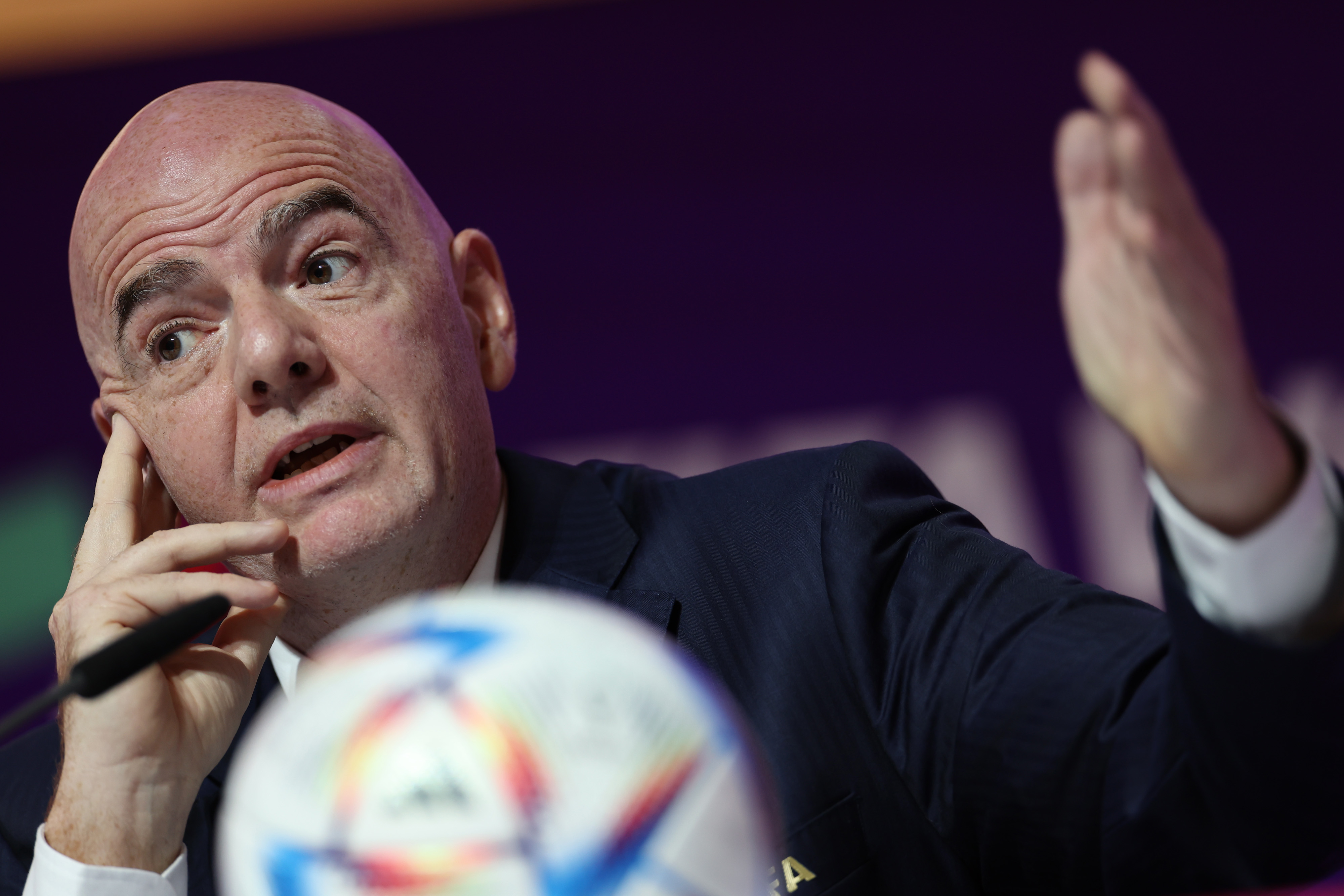 Infantino zatwierdził rewolucyjny pomysł. Sędziowie będą tłumaczyli się kibicom. "Oglądajcie uważnie"
